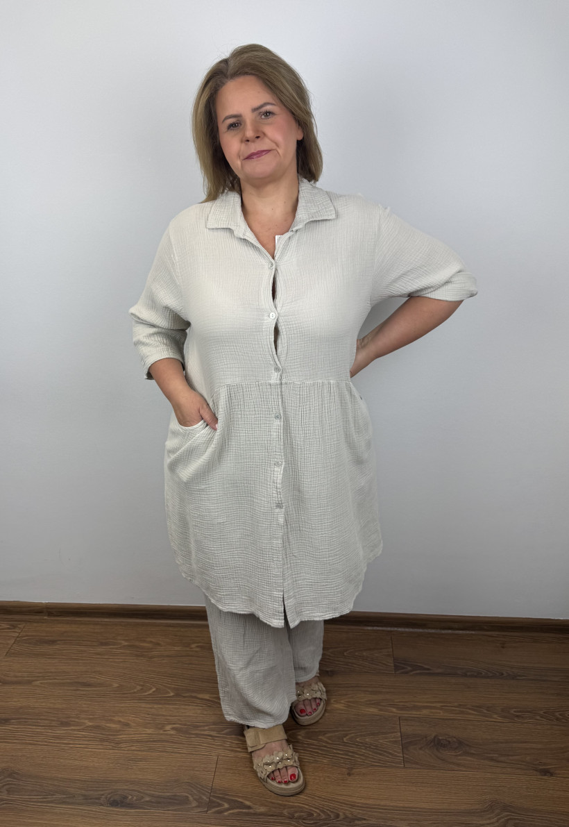 Italia nr.2 - Sukienka jednokolorowa, muślinowa zapinana na guziki z kołnierzykiem - 11661 - beż