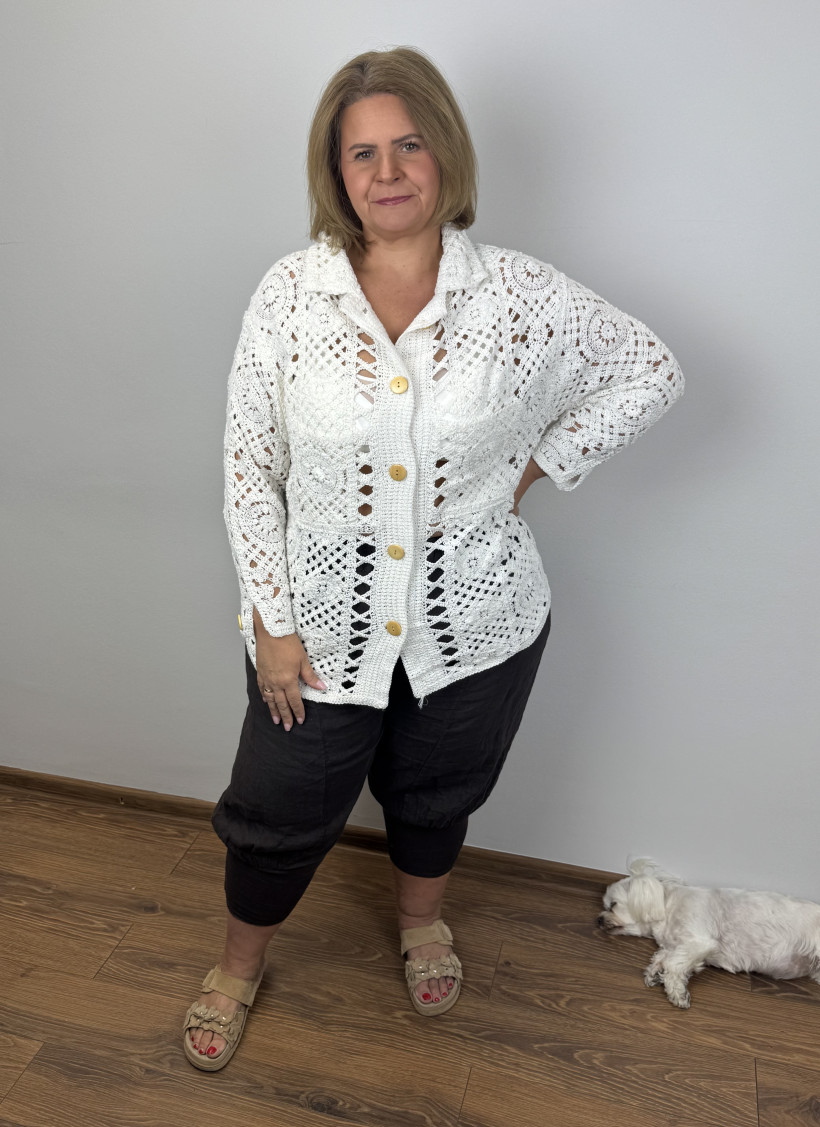 Italia nr.2 - Narzutka sweterkowa zapinana na guziki - knitwear - JJ270 - biała