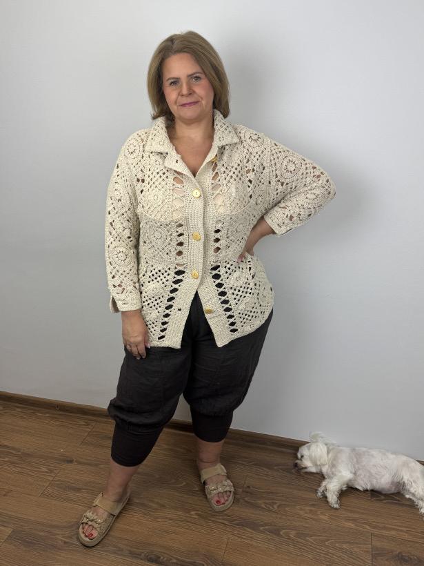 Italia nr.2 - Narzutka sweterkowa zapinana na guziki  - knitwear - JJ270 - beż