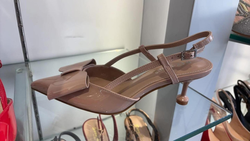 Szpilki kokardki beżowe