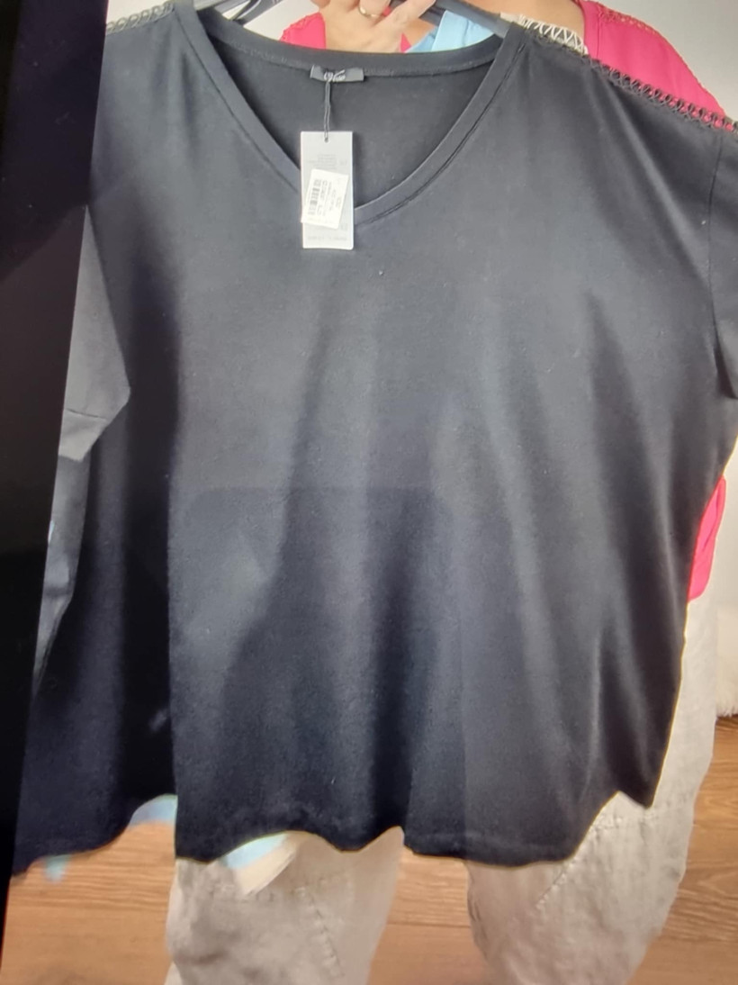 Bluzka/Tunika w szpic jednokolorowa, gipiura na ramionach - veso - 9134 - czarna - promocja
