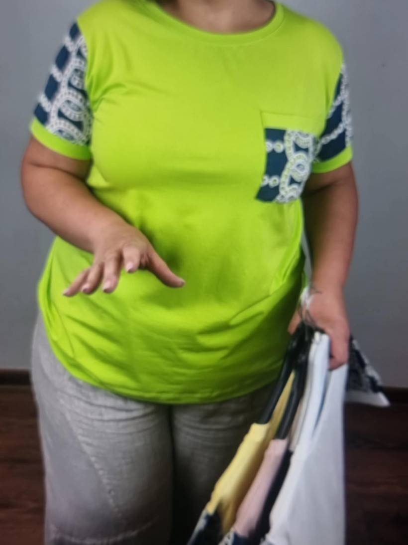 Bluzka jednokolorowa, rękawy i kieszonka z ażurowanych jeansem - veso - 9138 - limonka- promocja