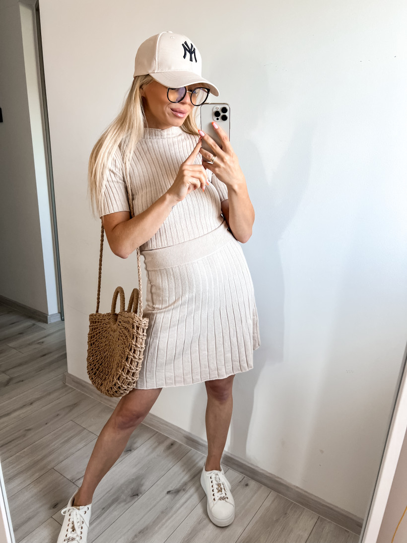 Komplet dzianinowy ze spódniczką