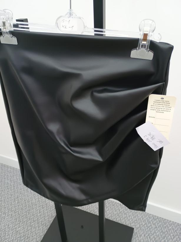 Spódniczka eko skórka czarna z marszczeniem 