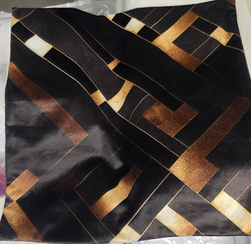 Poszewka welur 40x40 czarno złota 