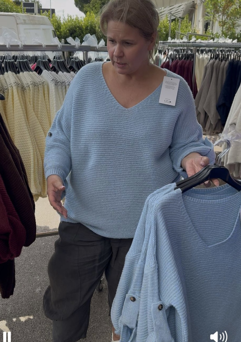 Italia nr.3 - Sweter jednokolorowy w szpic - wł. - 9563 - niebieski
