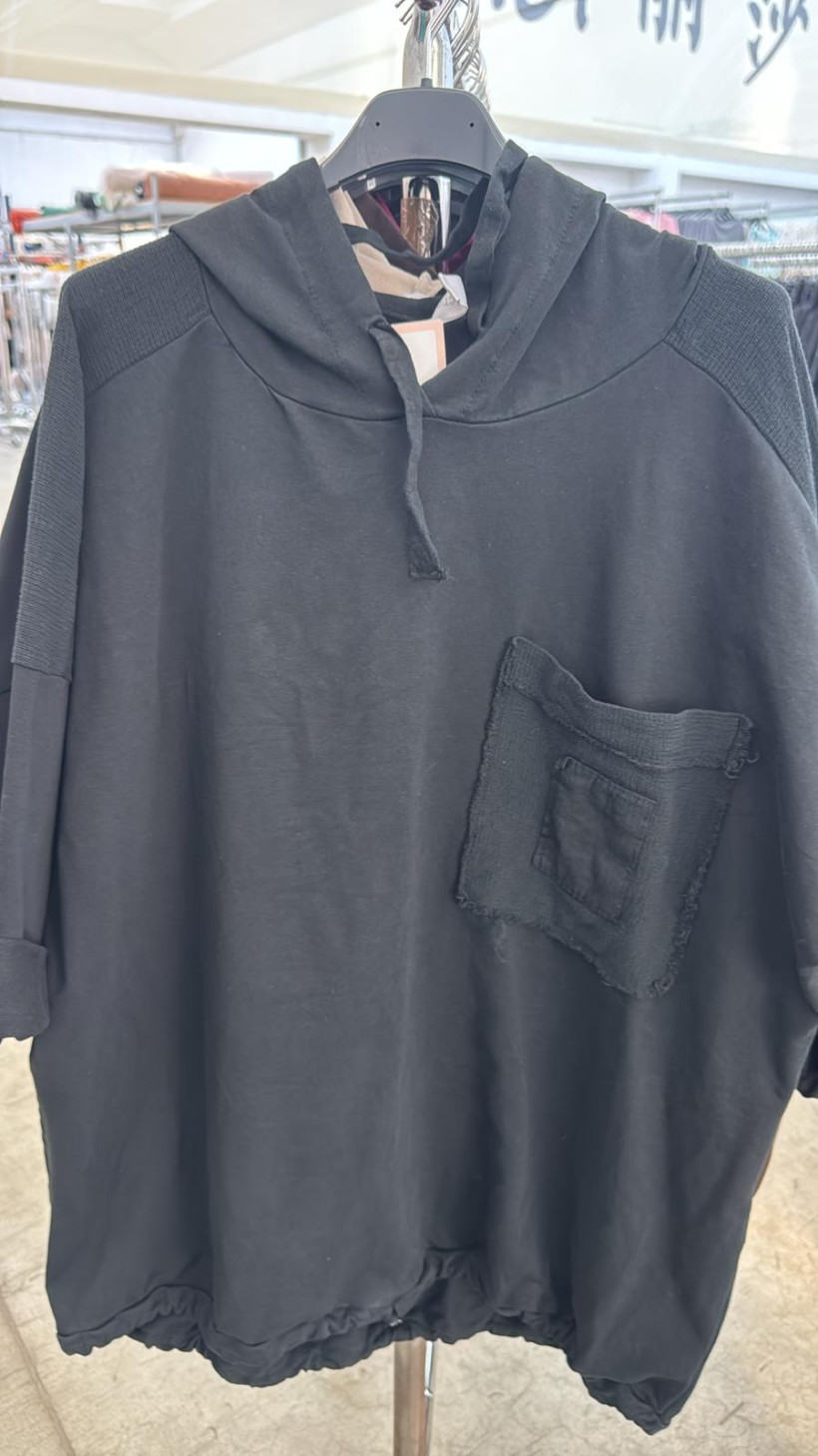 Italia nr.3 - Bluza jednokolorowa z kieszonka i kapturem - wł. - 3394 - czarna