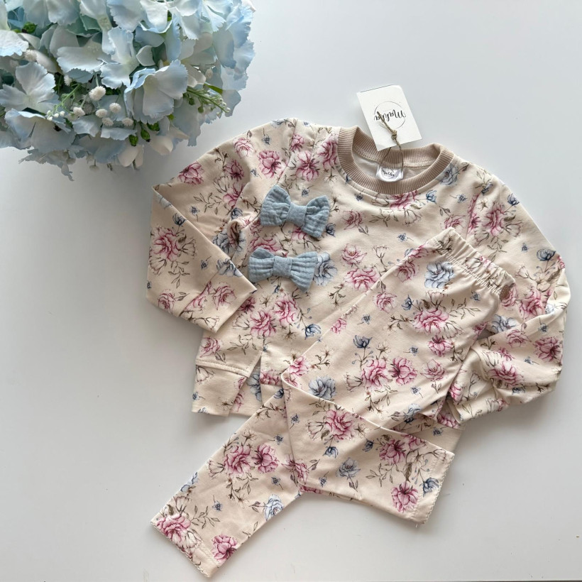 BLUZA PRINT Z OZDOBNYMI KOKARDKAMI LAZUROWA MAKBA