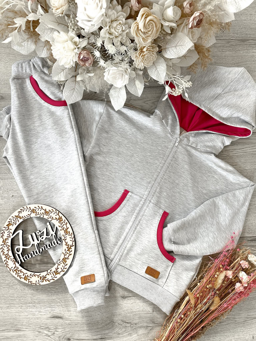 KOMPLET DRESOWY (SPODNIE + ROZPINANA BLUZA Z KAPTUREM) SZARY Z FUKSJĄ ZUZI