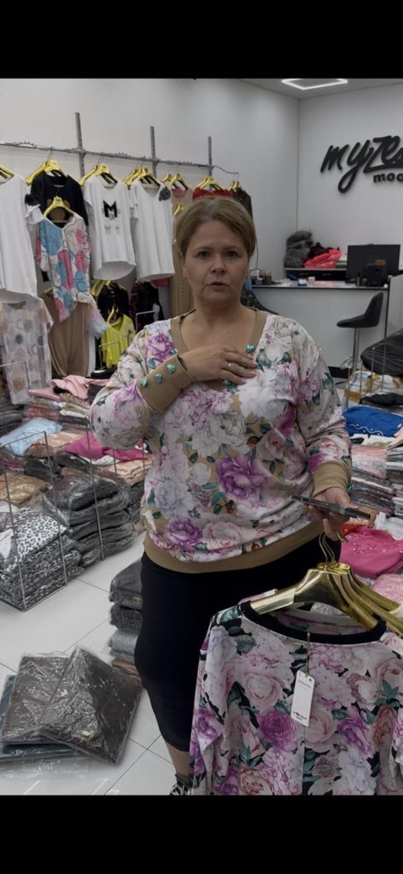 Bluza kolorowa, wzór kwiaty - 256 - karmelowa