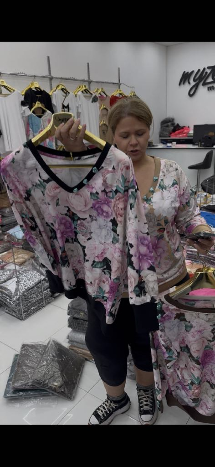 Bluza kolorowa, wzór kwiaty - 256 - czarna