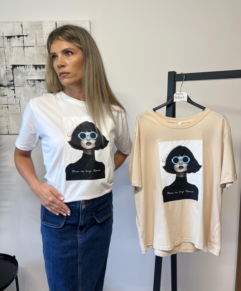 SELMO MODNA - koszulka oversize z twarza kobiety w niebieskich okularach