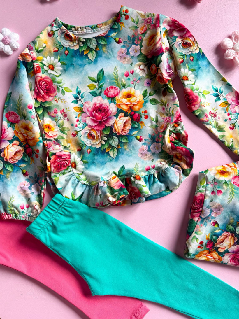 BLUZKA Z FALBANKĄ NA DOLE KWIATY NA TURKUSIE MAM TEN LUZ