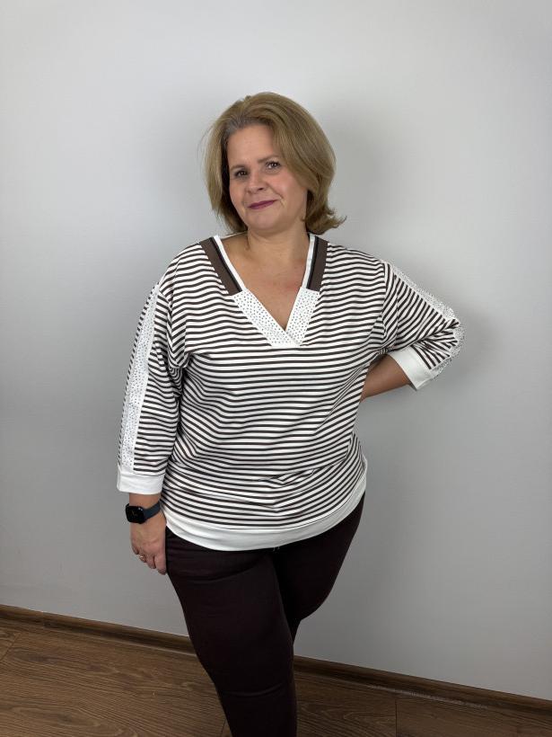 Bluzka w szpic, cienkie paski, wykończona cyrkoniami - megi - 2XL -  0463 - biało-czekoladowa