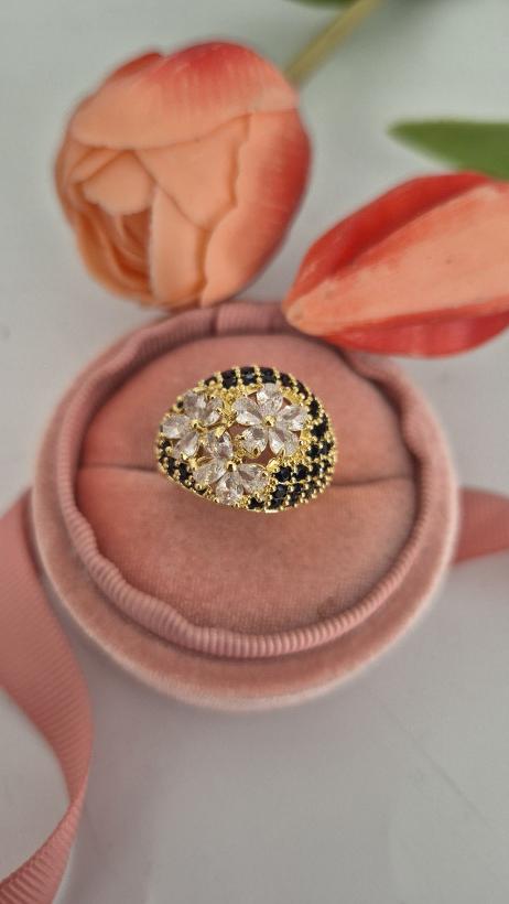 Pierscionek 3 kwiaty czarne cyrkonie