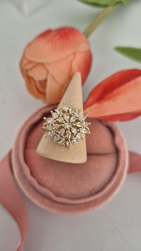 Pierścionek cyrkoniowy kwiat