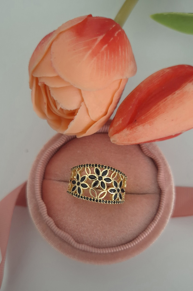 Pierścionek czarne kwiaty