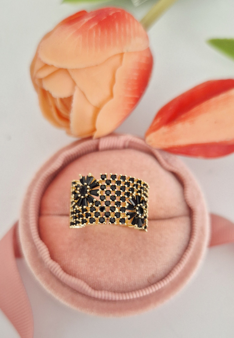 Pierścionek stokrotka czarne cyrkonie