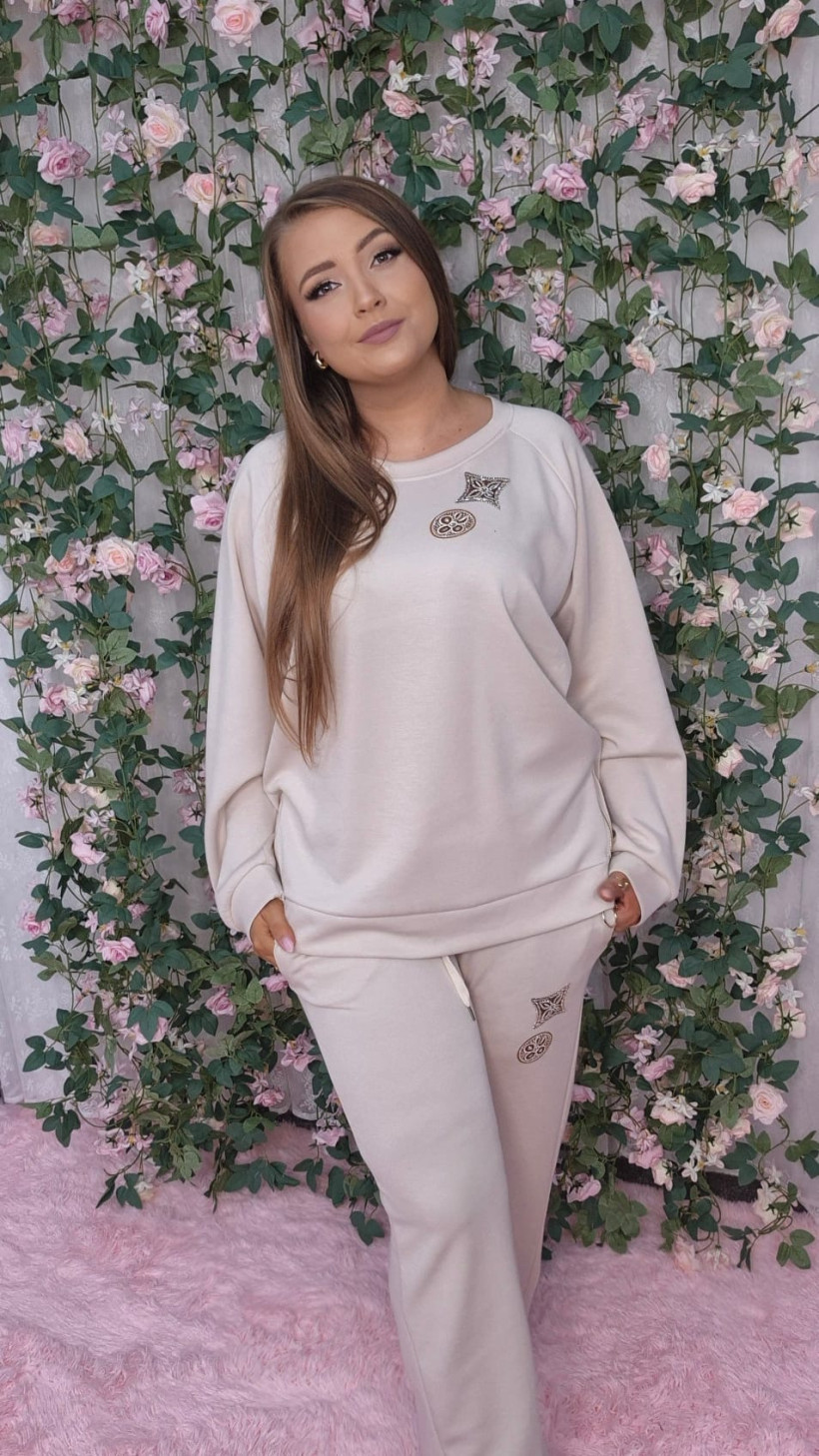 J8834 Bluza z cyrkoniowymi aplikacjami i zameczkami Masełko Beż