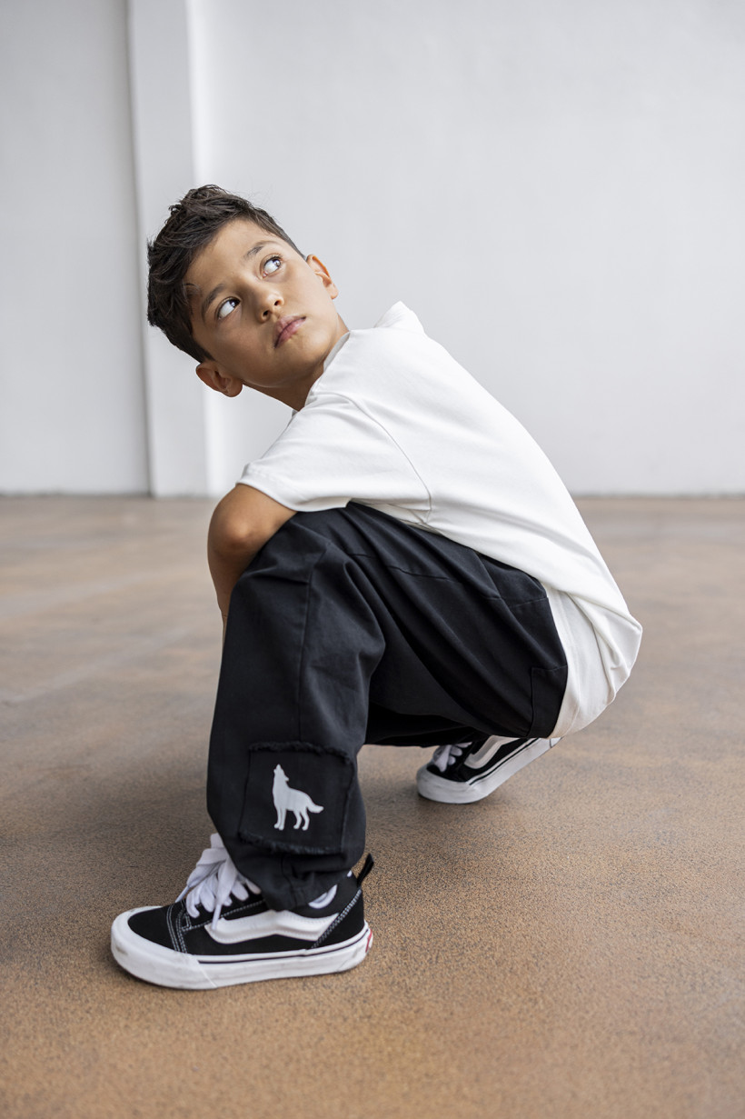 CZARNE SPODNIE Z TKANINY Z ŁATKĄ MASH MNIE