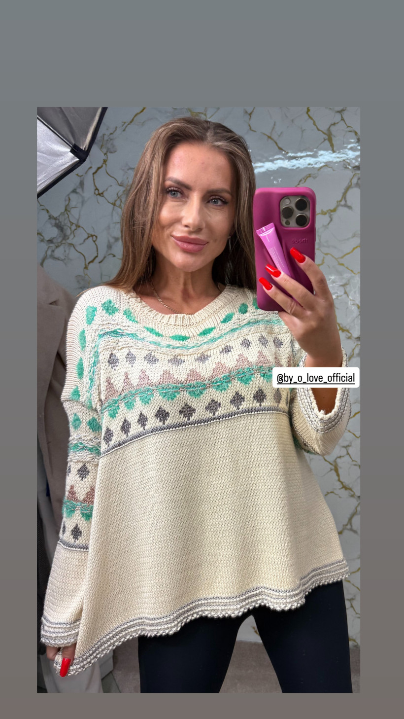 Sweter beżowy z zielonym wzorem 