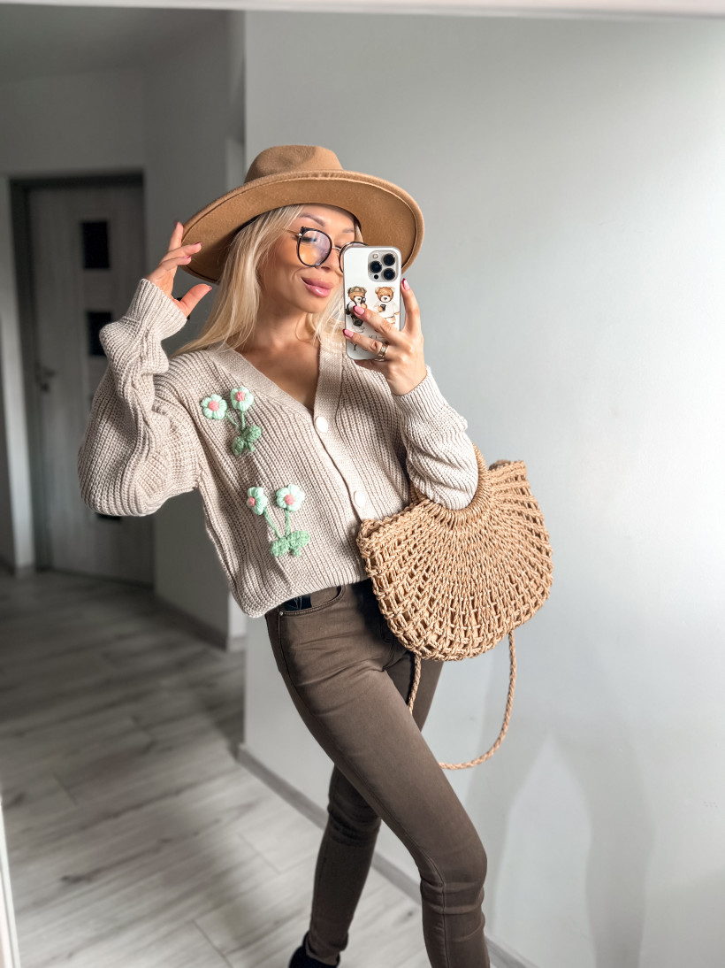 Sweterek guziki haft kwiat 