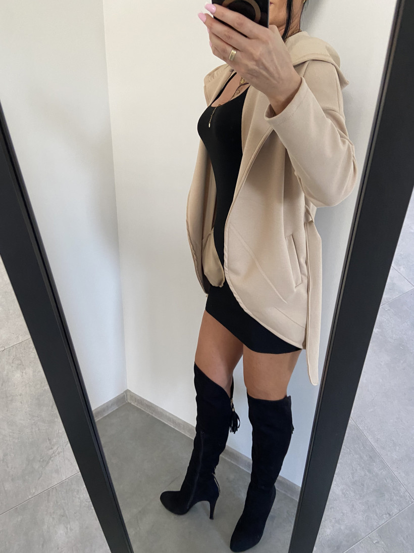 Pลaszcz 73 z kapturem i regulacjฤ
w pasie