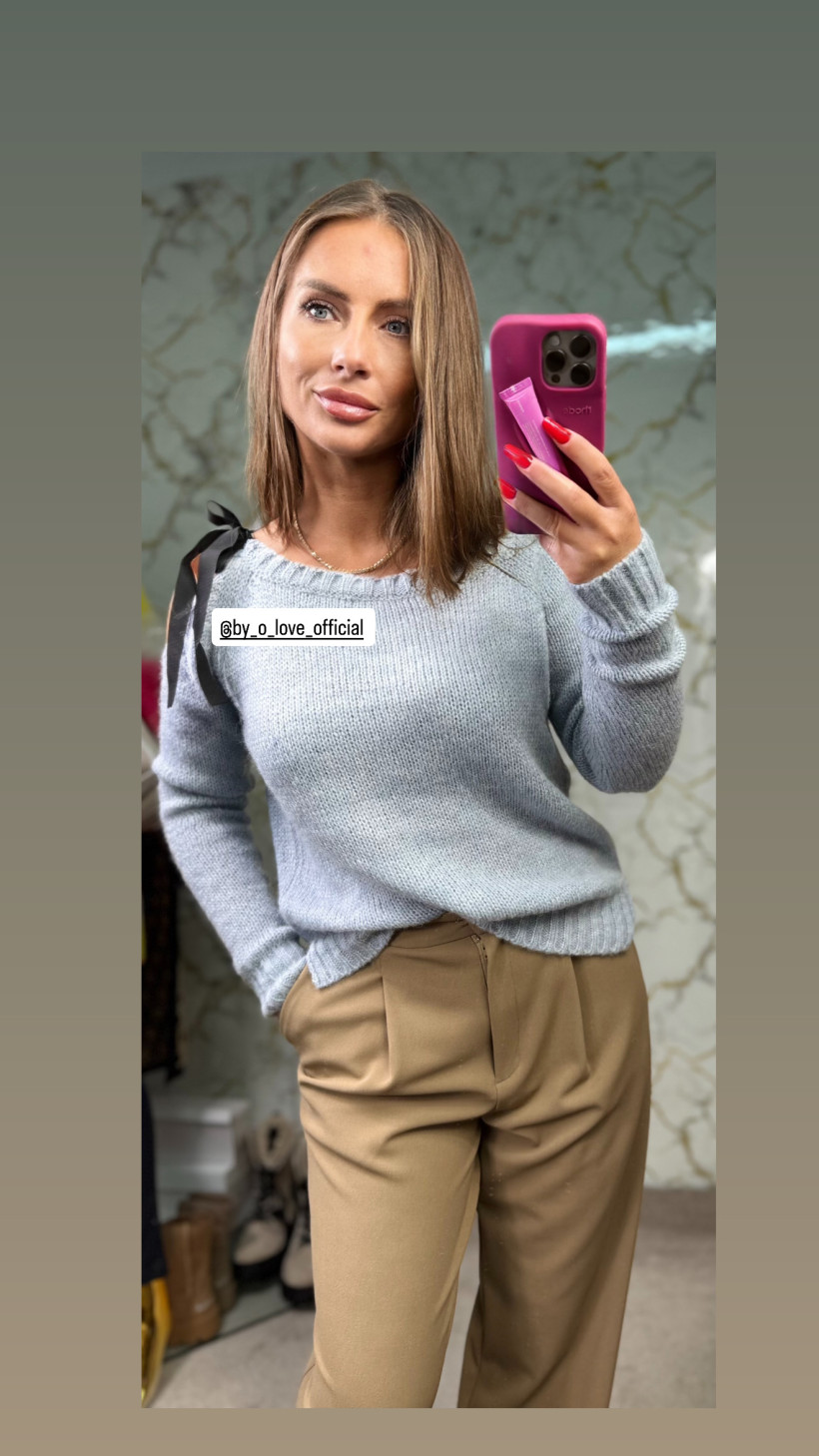 Sweter niebieski z kokardką na górze