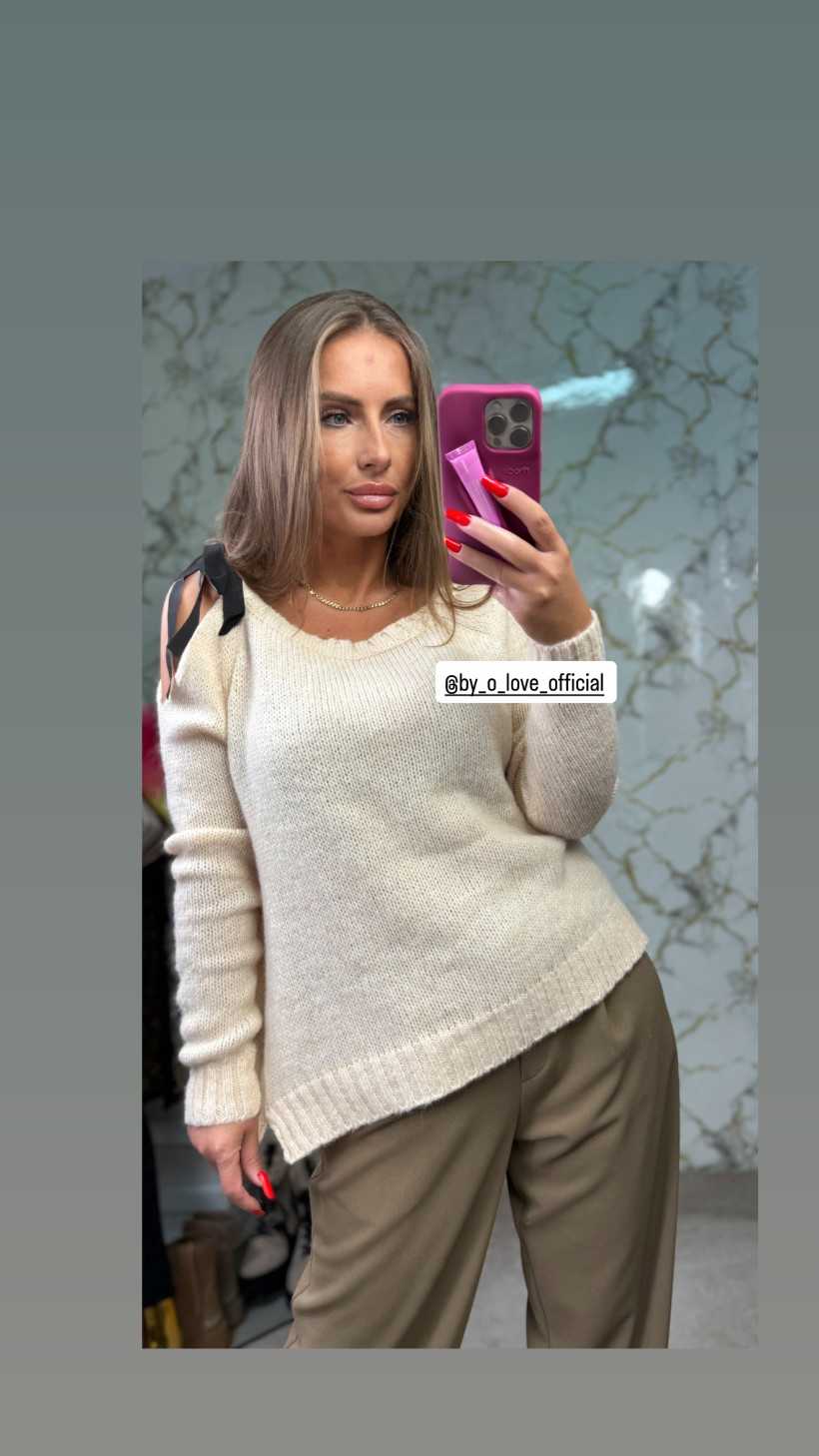 Sweter brzoskwiniowy z kokardą na górze 
