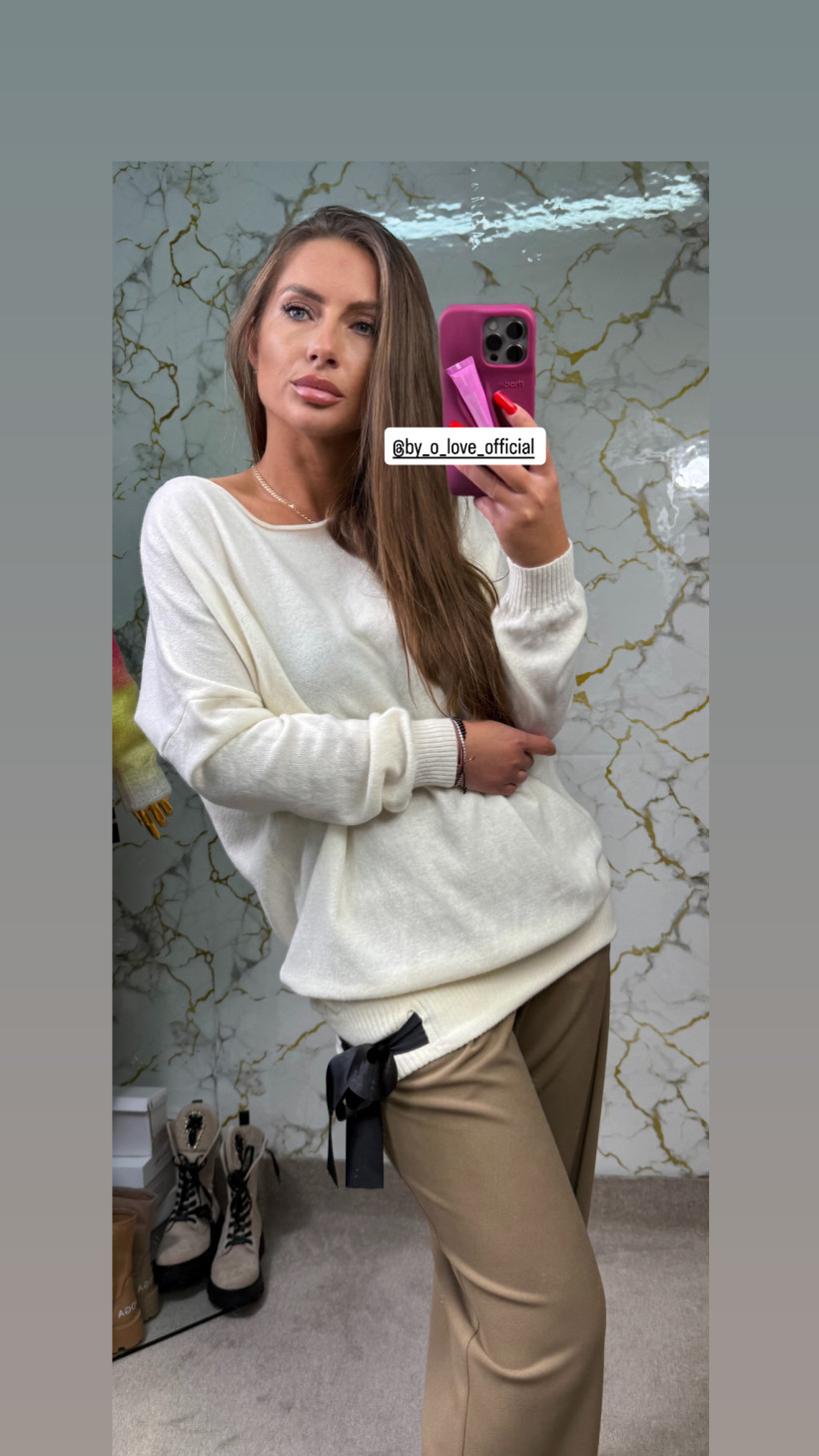 Sweter śmietanowy z kokardą na dole