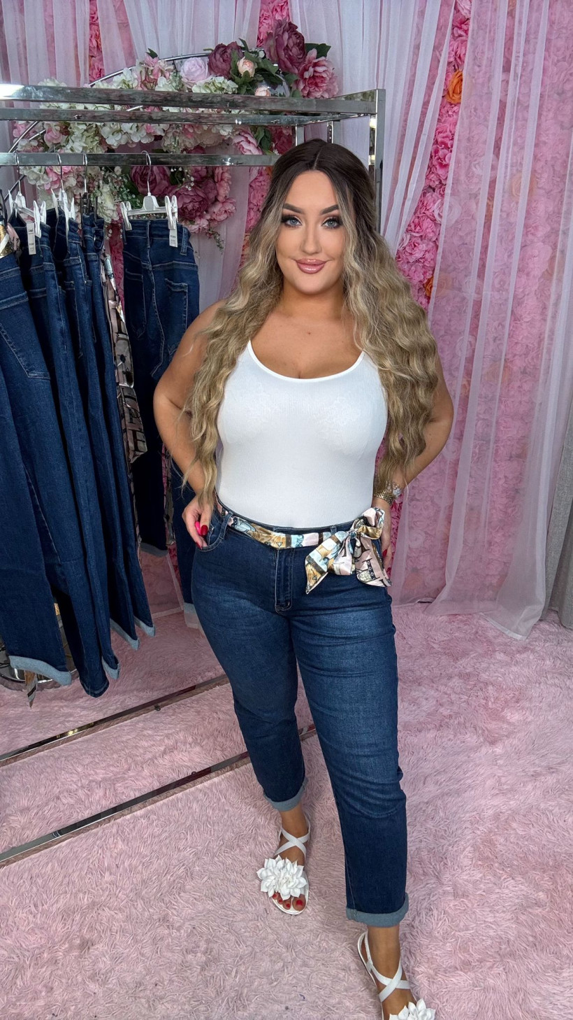 G8581 Jeansy granatowe MOM FIT Plus Size z wstążką 44-54