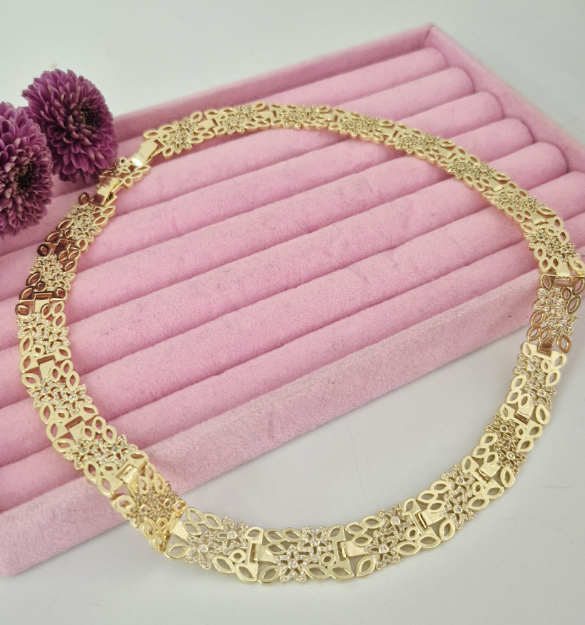 kolia z białymi cyrkoniowymi kwiatkami