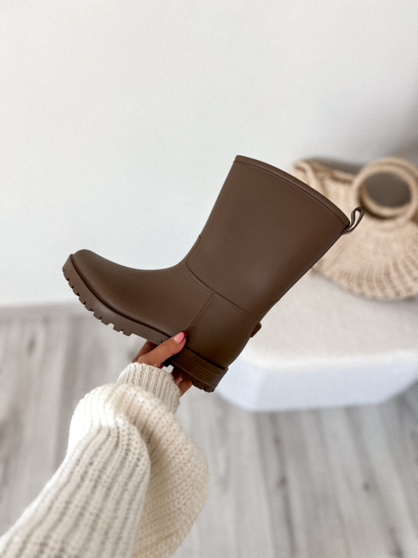 Kalosze czekoladowe z ozdobnym przeszyciem