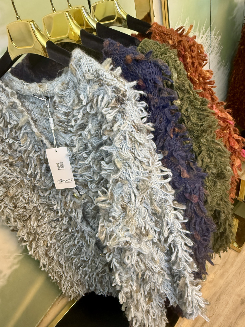 Płaszczyk sweterkowy multikolor ze splotem 3D Minouu