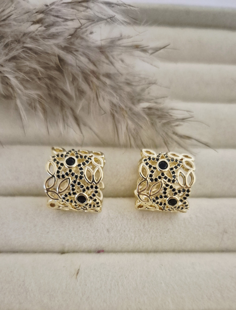 Kolczyki czarna cyrkonia z kwiatkiem na kole apt