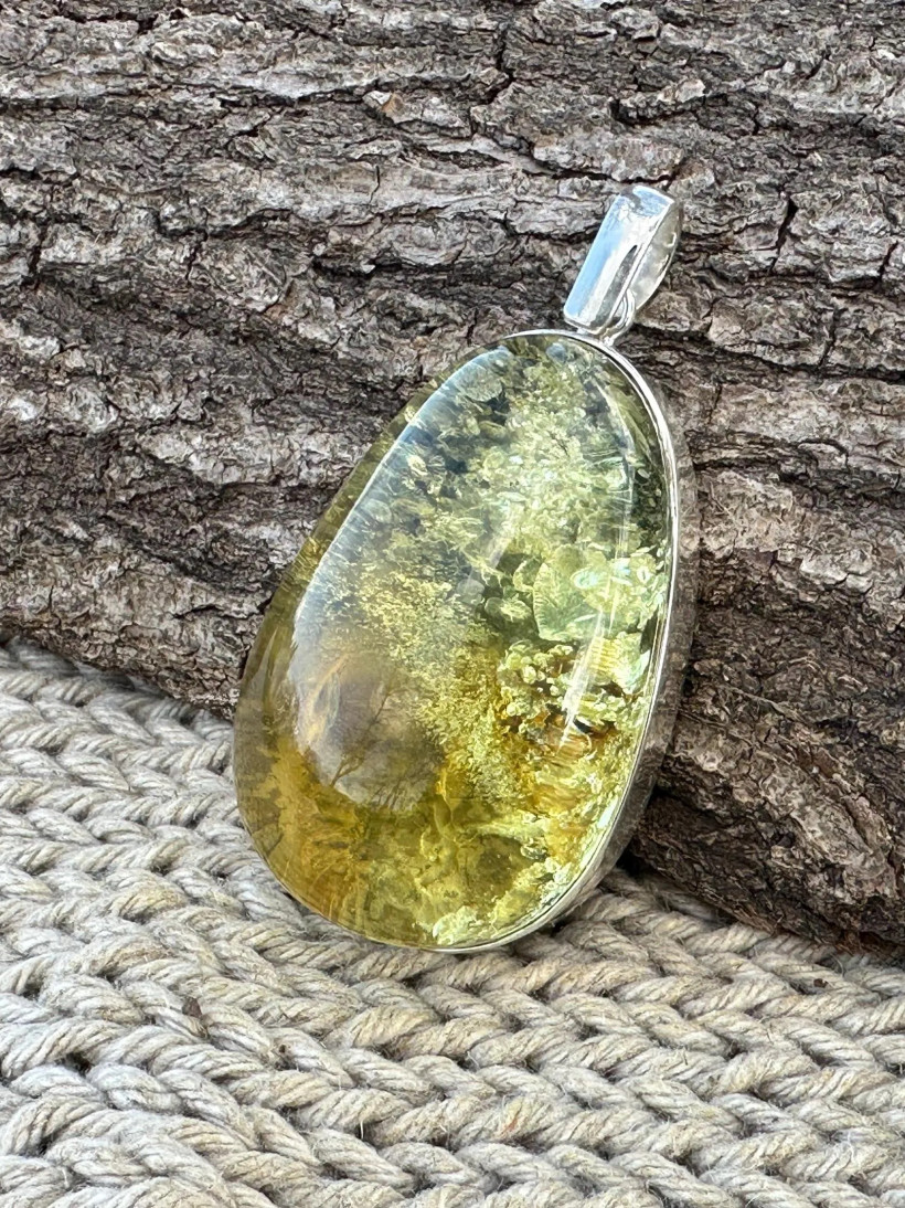 Unikalna zawieszka ze złotym bursztynem bałtyckim w srebrnej oprawie 