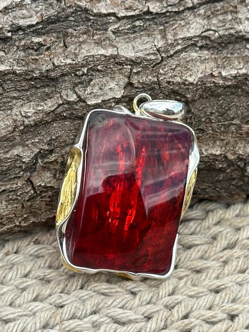 Ekskluzywna Zawieszka z Czerwonym Bursztynem Bałtyckim – Srebro i Złocone Detale