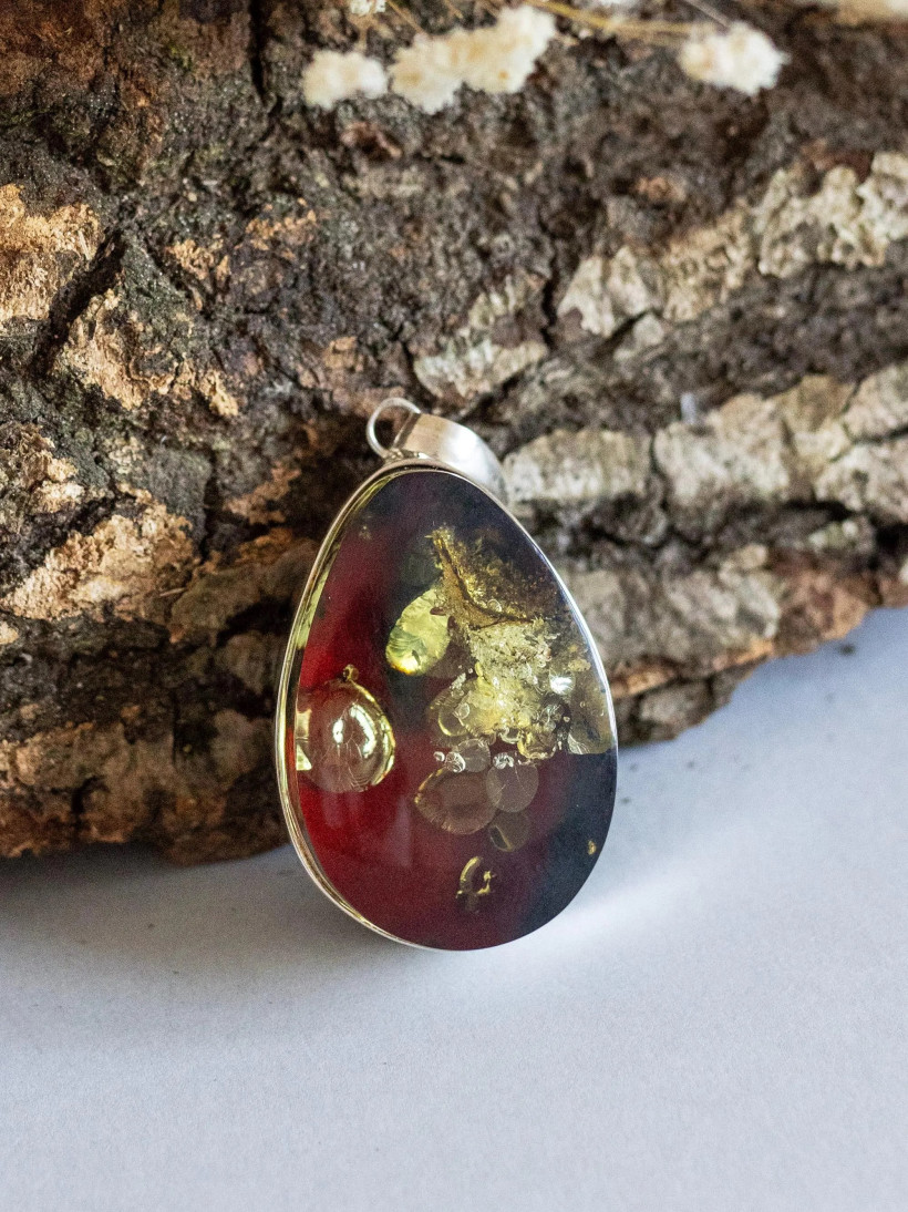 Srebrny wisiorek z naturalnym bursztynem bałtyckim