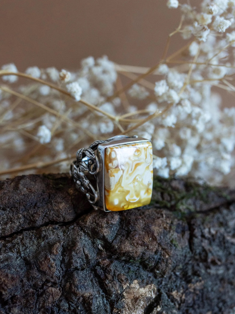 Srebrny pierścionek z mlecznym bursztynem bałtyckim – unikatowa biżuteria handmade z rzeźbioną oprawą