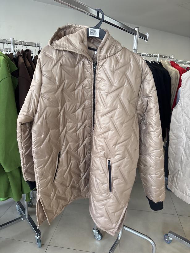 kurtka ze ściągaczem na rękawie