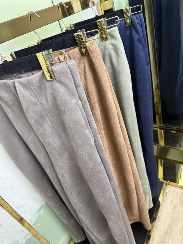 Spodnie szwedy zamszowe z ‚kantem’  Minouu 