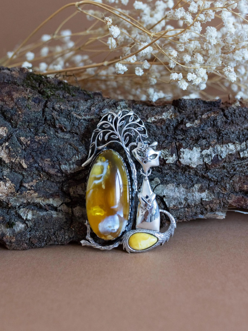 Broszka srebrna z bursztynem – artystyczny kot, unikatowa biżuteria handmade