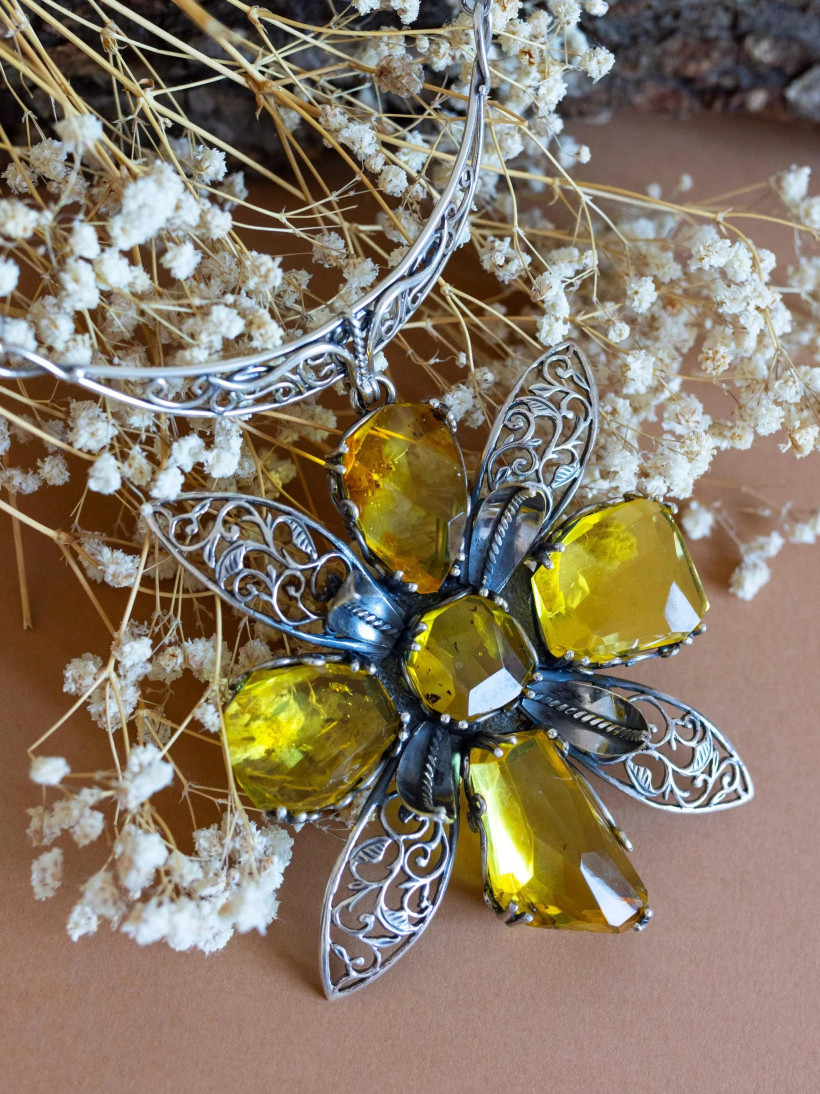 Naszyjnik srebrny z bursztynami w kształcie kwiatu – vintage, ręcznie robiona biżuteria, unikatowy prezent
