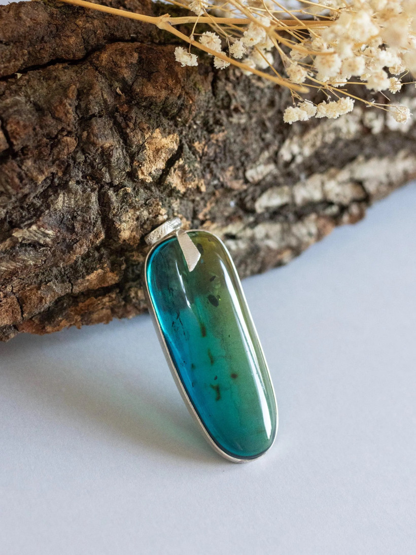 Wisiorek srebrny z niebieskim bursztynem – unikatowa biżuteria handmade