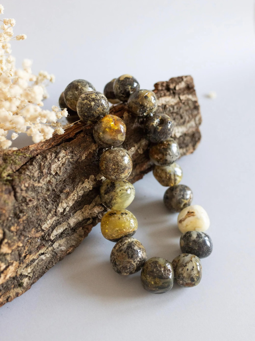 Naszyjnik z naturalnych kulek bursztynowych – bałtycki bursztyn, ręcznie robiony, unikatowy prezent, surowa elegancja
