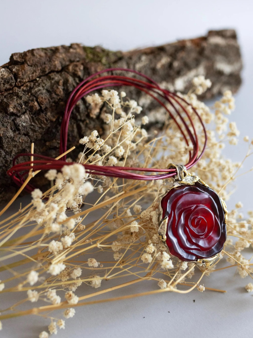 Naszyjnik z bursztynu rzeźbionego w kształt róży – unikat, ręcznie robiona biżuteria, prezent dla niej