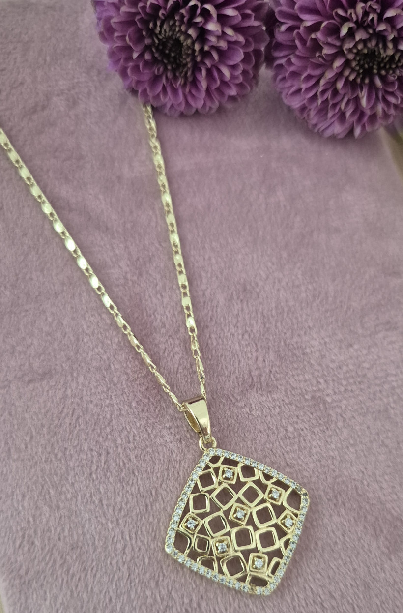 naszyjnik ze złotą przywieszką z cyrkoniami