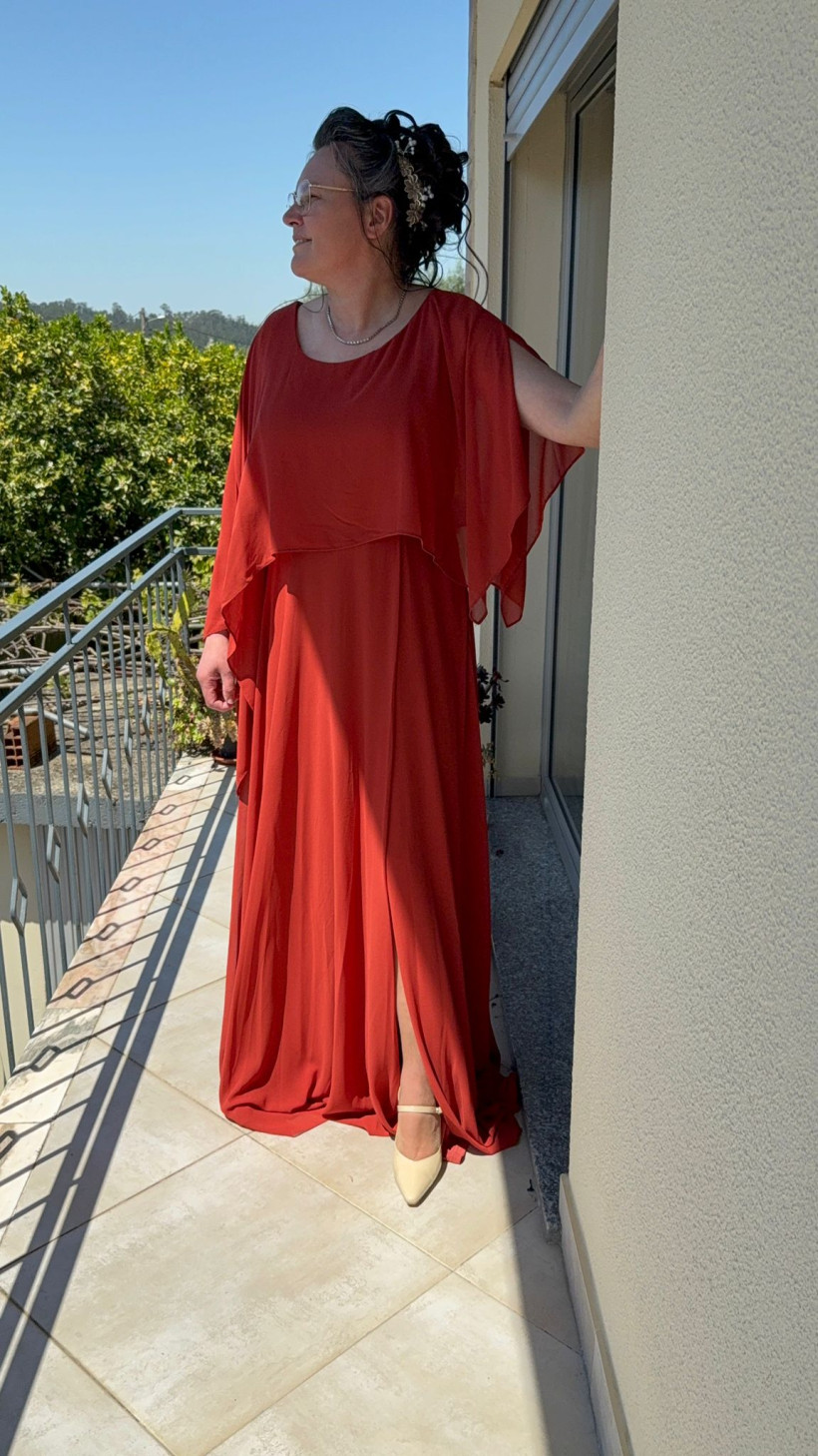 VESTIDO CAMADA ESTILO CAPA