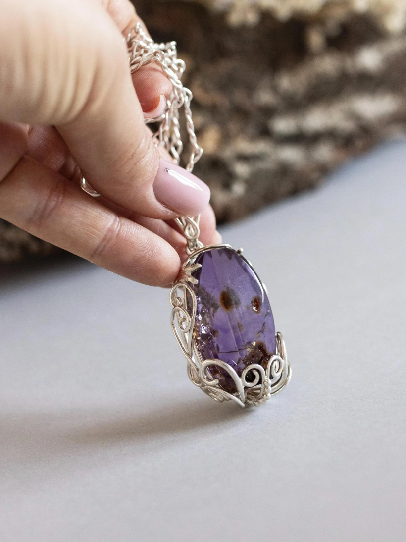 Wisiorek srebrny z fioletowym bursztynem – unikatowa biżuteria handmade, efektowny naszyjnik vintage
