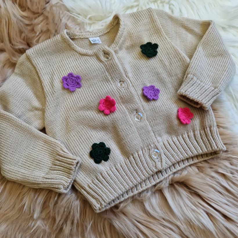 SWETER BEŻOWY Z KWIATKAMI